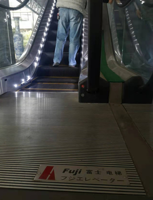 9000 Person/Stunde horizontale beweglicher Weg-Rolltreppen-Treppen-für Schritt des Ausgangs0.8m